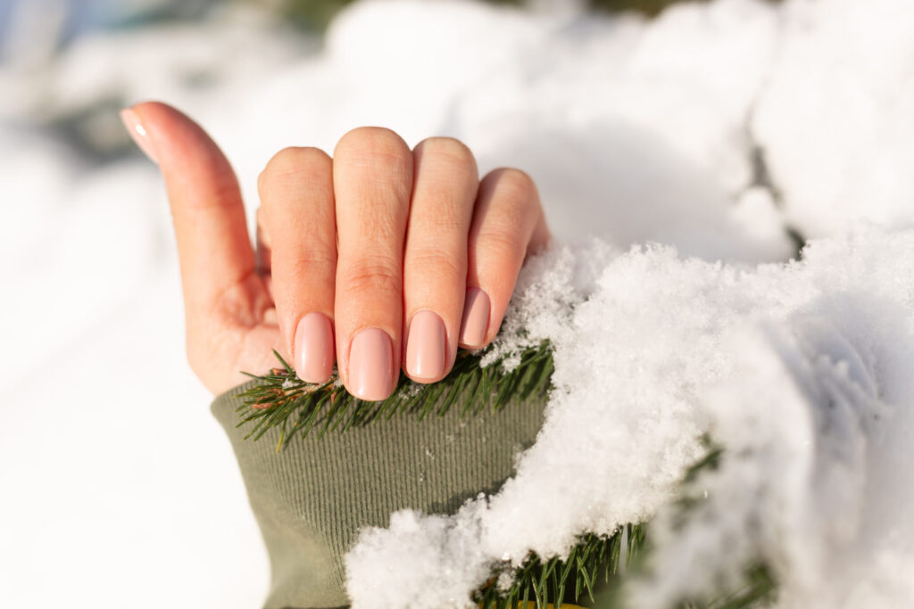 Ongles en hiver : les bons gestes pour les protéger